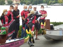Zünftige Taufe eines neuen Drachenbootes mit Beetzsee-Wasser.