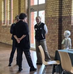 Jenny Barthel im Gespräch mit THB-Mitarbeiterinnen.