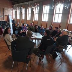 Besucher der Veranstaltung diskutieren über Probleme und mögliche Lösungen zum Thema Wohnen