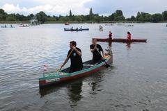 Betonkanus auf dem Wasser