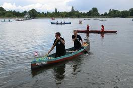 Betonkanu auf dem Wasser