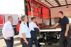 Erläuterungen am GW-HFS, einem MAN Gerätewagen mit Allradantrieb, Flut-Modul und Löschwasserbehälter.