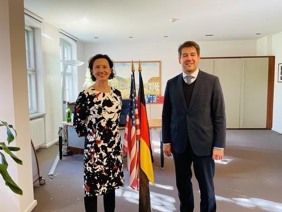 Frau Elisabeth Horst, US-Botschaftsrätin und Gesandte für Kultur, und Oberbürgermeister Steffen Scheller