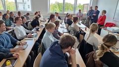 Besuch im Hörsaal der Zahnmedizin-Studierenden.
