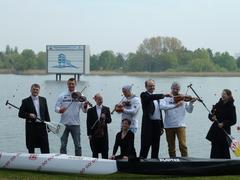 Sportler und Musiker tauschen die "Arbeitsgeräte" und haben großen Spaß dabei.