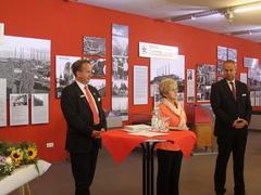 Marktdirektor Ronald Priebe (links), Oberbürgermeisterin Dr. Dietlind Tiemann und MBS-Vorstand Andreas Schulz bei der Spendenübergabe.