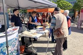 Infostand zur Senioren-App auf dem Neustädtischen Markt.
