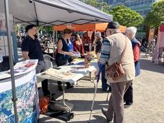 Infostand zur Senioren-App auf dem Neustädtischen Markt.
