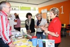 ... und gemeinsam mit Klinikumschefin Gabriele Wolter und Helge Wundke von der Brandenburger Dentaltechnik GmbH an einem Info-Stand.