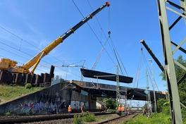 Erneut "schweben" Teile eines Brandenburger Brückenbauwerkes aus den 1970er Jahren davon.