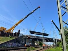 Erneut "schweben" Teile eines Brandenburger Brückenbauwerkes aus den 1970er Jahren davon.