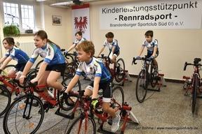 Kinder auf Rennrädern im Trainingsraum