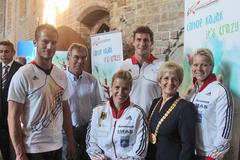 Dietlind Tiemann mit den Ehrengästen: Ronald Verch, Reiner Kießler, Franziska Weber, Sebastian Brendel und Tina Dietze (v.l.n.r.)