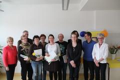 Die neuen Familienpatinnen und -paten freuen sich gemeinsam mit der Oberbürgermeisterin (links) sowie Netzwerkkoordinatorin Andrea Schumacher und Chefarzt Dr. med. Hans Kössel (1. und 2. re.) auf die verantwortungsvolle ehrenamtliche Aufgabe.