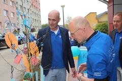 Lebenshilfe-Werkstattleiter Ronald Weßlin zeigte Oberbürgermeister Daniel Keip den Wünschebaum bereits beim Straßenfest.