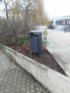 Weitere Papierkörbe am Salzhofufer für die Verbesserung der Stadtsauberkeit