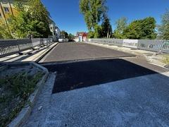 Die frisch abgedichtete und asphaltierte Wredowbrücke steht kurz vor der Freigabe.