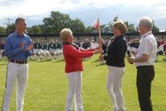 Oberbürgermeisterin Dr. Dietlind Tiemann überreicht den Staffestab zur 25. Fanfaronade an die Bürgermeisterin von Strausberg, Elke Stadeler.