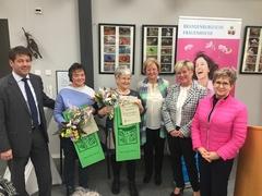 Oberbürgermeister Steffen Scheller gemeinsam mit den Preisträgerinnen Andrea Kausmann und Sigrid Weigmann sowie Frauenpreisstifterin Margrit Spielmann, Gleichstellungsbeauftragte Kornelia Köppe und Bundestagsabgeordnete Dr. Dietlind Tiemann