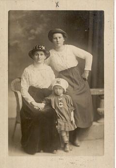 Gertrud Piter mit SchwesterFoto: Stadtmuseum