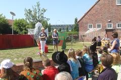 Oberbürgermeisterin Dr. Dietlind Tieamann und die Leiterin der Freizeiteinrichtung Silvia Knetsch begrüßen die Gäste