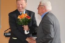 Walther Paaschen gratuliert Wolfgang Ophal.