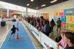 Die Kinder müssen einen Parcours durchlaufen.