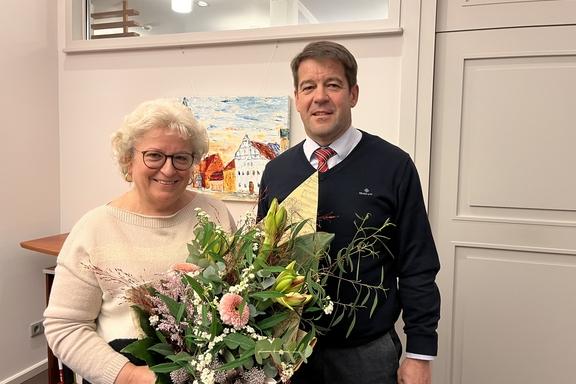 OB Steffen Scheller gratuliert Klinik-Chefin Gabriele Wolter zum 30. Dienstjubiläum