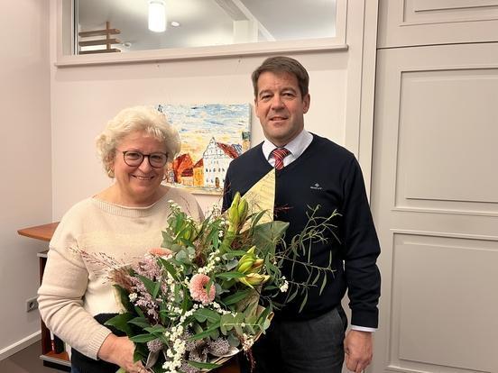 Oberbürgermeister Steffen Scheller gratulierte Klinikumsleiterin Gabriele Wolter zu 30 Dienstjahren in der Gesundheitseinrichtung.