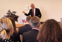 Ein Mann am Rednerpult.