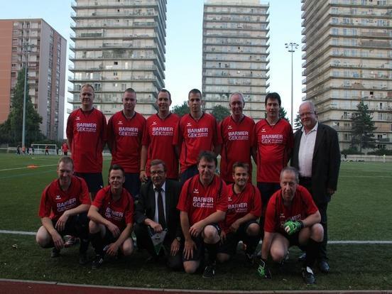 Fußballmannschaft der Stadtverwaltung Brandenburg an der Havel mit Bürgermeister Pierre Gosnat in der Mitte.
