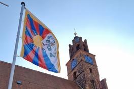 Am am Brandenburger Rathaus weht am 10. März wieder die Tibet-Flagge.