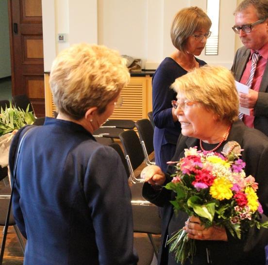 Oberbürgermeisterin gratuliert Prof. Dr. Sieglinde Heppener, die  sich seit vielen Jahren für die Belange der älteren Generation einsetzt, zur Auszeichnung.