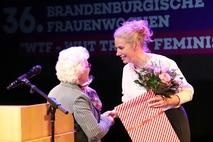 Gabriele Wolter gratulierte Frauenpreis-Trägerin Romy Lange.