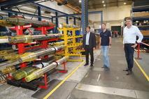 Geschäftsführer Dr. Sven Teupke (rechts) führte durch die Werkhalle.