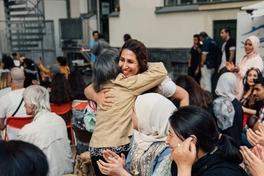 Sich umarmende Menschen