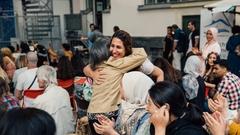 Sich umarmende Menschen