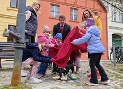 Kinder und Erzieherinnen der Kita Arche Domlinden enthüllten gemeinsam mit Oberbürgermeister Steffen Scheller den heimgekehrten Waldmops.