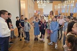 Oberbürgermeister Steffen Scheller empfing die Klasse 4b der Grundschule "Gebrüder grimm" im Rolandsaal des Rathauses.