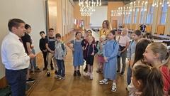 Oberbürgermeister Steffen Scheller empfing die Klasse 4b der Grundschule "Gebrüder grimm" im Rolandsaal des Rathauses.