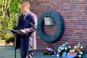 Oberbürgermeister Steffen Scheller vor dem Mahnmal am Marienberg.