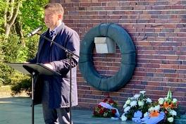 Oberbürgermeister Steffen Scheller vor dem Mahnmal am Marienberg.