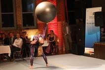 Gymball-Performancerin Monique Schröder balancierte mit Gymnastikbällen.