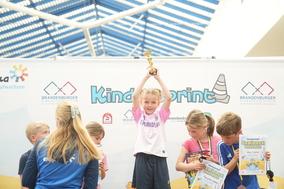 Mädchen mit Siegerpokal.