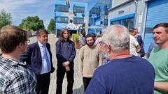 Oberbürgermeister Steffen Scheller im Gespräch mit Mitarbeitern der Firma Windeck.