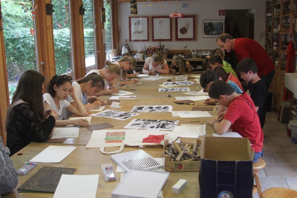 Schüler in der Galerie Sonnensegel