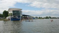 Blick auf Tribüne und Kampfrichterturm