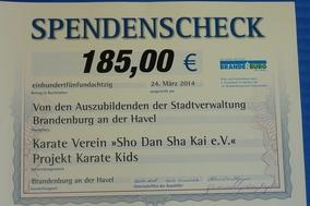 Spendenscheck für Karate Kids