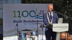 Daniel Keip stellte während seiner Rede das Festlogo fürs Stadtjubiläum 2029 vor.