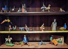 Blechspielzeug im Schrank